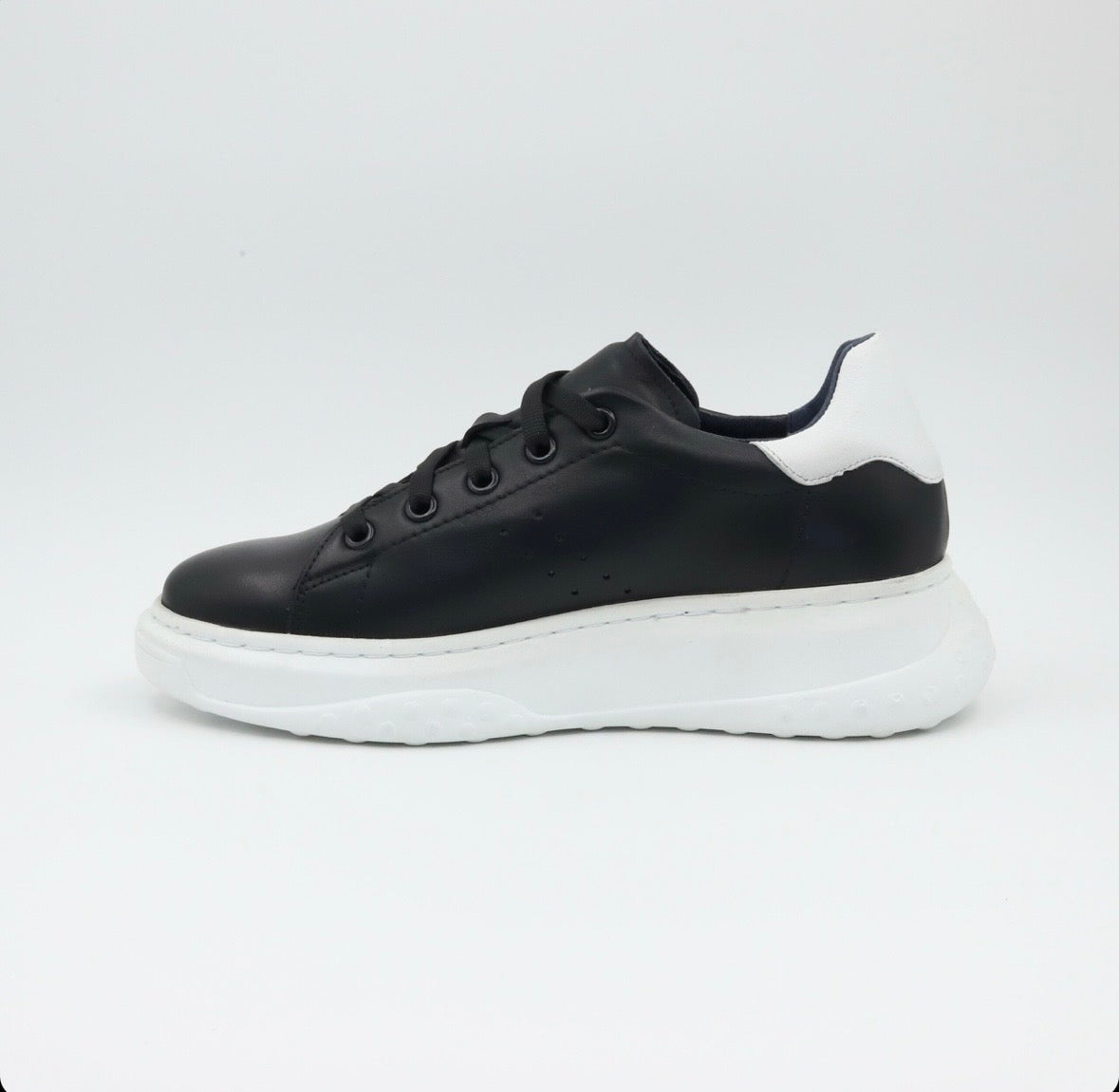 Sneaker 5101 Black and White